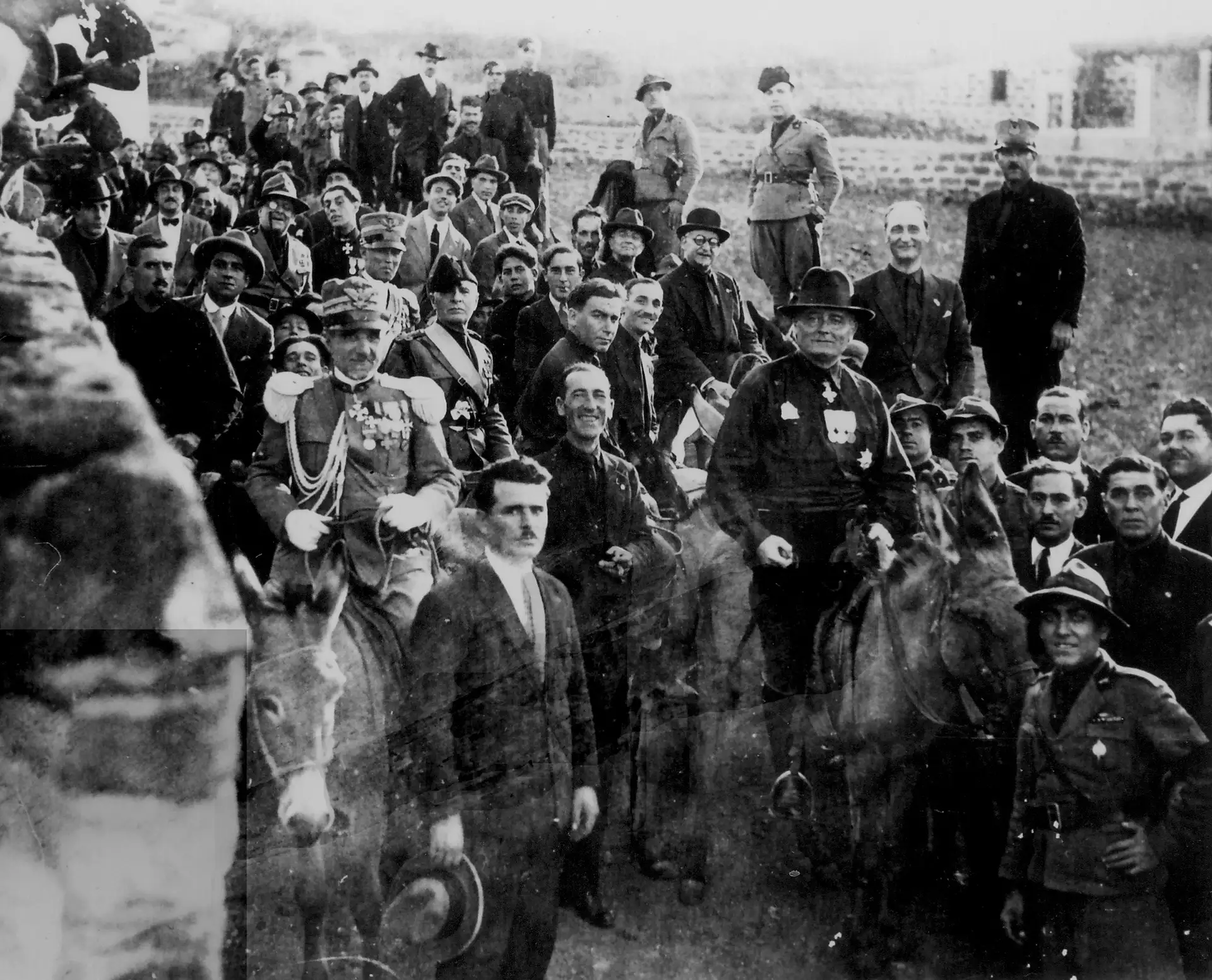 Il Prefetto Mori arrivato a Ustica il 28 novembre 1928 per inaugurare il Monumento ai caduti fu accolto dal podestà Ercole Gargano con riti fastosi: strade infiorate, rassegna di stendardi, folle inneggianti, discorsi, militari in alta uniforme, bandiere al vento e inni. Non mancò anche una passeggiata su asinello per raggiungere la Via del Camposanto e «ammirare la ridente contrada» di Tramontana, come fecero i sovrani venuti nel 1906 per confortare gli isolani che avevano subito i disagi del terremoto